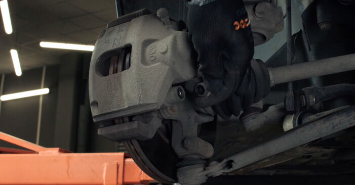 Wie kompliziert ist es, selbst zu reparieren: Bremsscheiben am Ford Escort VI Limousine 1.6 i 16V 1993 ersetzen – Laden Sie sich illustrierte Wegleitungen herunter