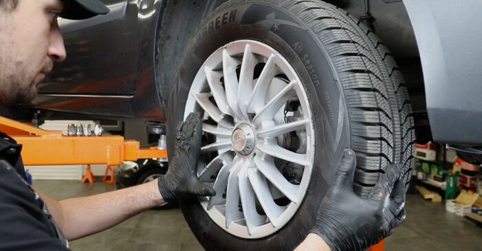 Wie schmierig ist es, selber zu reparieren: Bremsbeläge beim Ford Fiesta Mk4 1.0 i 2001 wechseln – Downloaden Sie sich Bildanleitungen