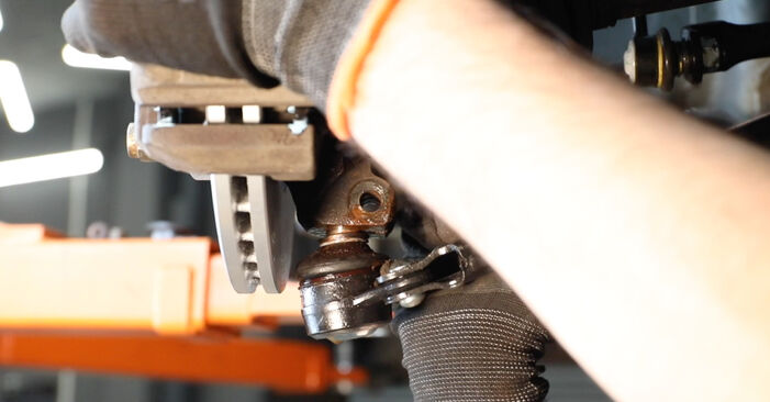 Wie schmierig ist es, selber zu reparieren: Stoßdämpfer beim Ford Fiesta Mk5 Kastenwagen 1.6 TDCi 2009 wechseln – Downloaden Sie sich Bildanleitungen