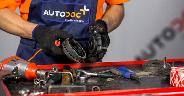 Wie schmierig ist es, selber zu reparieren: Domlager beim Ford Fiesta Mk5 Kastenwagen 1.6 TDCi 2009 wechseln – Downloaden Sie sich Bildanleitungen