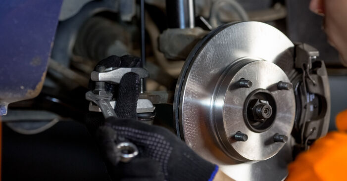 Ford Fiesta Mk5 Kastenwagen 1.6 TDCi 2009 Radlager wechseln: wie schwer ist es, selbst zu reparieren - Downloaden Sie sich illustrierte Anleitungen