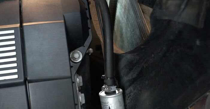 Cómo reemplazar Correa Poly V en un BMW 3 Compact (E46) 316ti 1.8 2002 - manuales paso a paso y guías en video