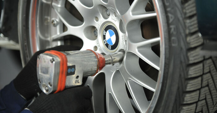 Wie man Bremssattel am BMW 5 Touring (E39) 2001 wechselt – Laden Sie sich PDF-Wegleitungen und Videoanweisungen herunter