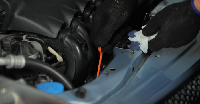 Wie man HONDA Accord IX Limousine (CR) 2.4 (CR2) 2013 Ölfilter wechselt - Schritt-für-Schritt-Leitfäden und Video-Tutorials