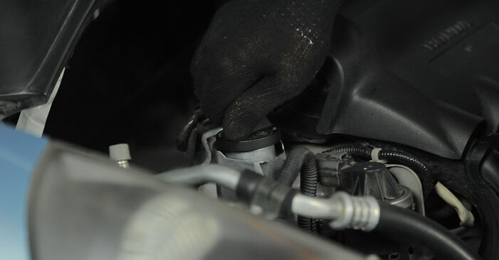 Wie man Ölfilter beim Honda CR-V III 2006 wechselt - Gratis PDF- und Video-Tutorials