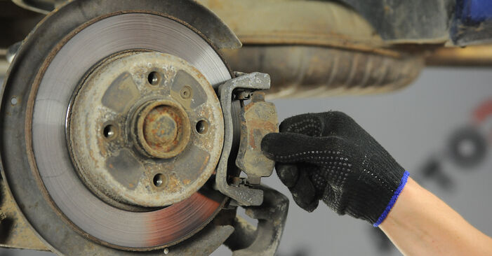 Wie kompliziert ist es, selbst zu reparieren: Bremsbeläge am Opel Astra H 1.7 CDTI (L48) 2010 ersetzen – Laden Sie sich illustrierte Wegleitungen herunter