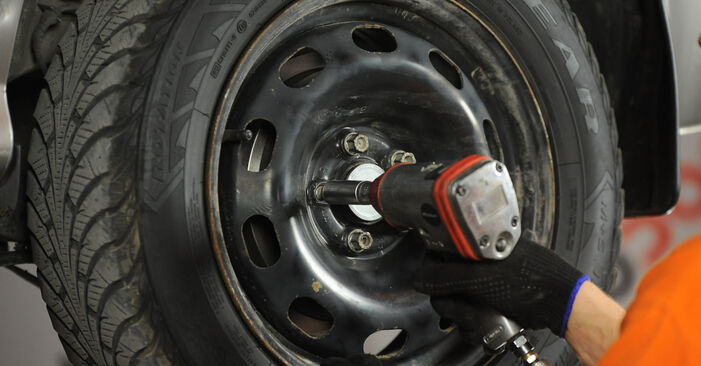 Wie kompliziert ist es, selbst zu reparieren: Bremsbacken am Skoda Roomster 5J 1.6 TDI 2012 ersetzen – Laden Sie sich illustrierte Wegleitungen herunter