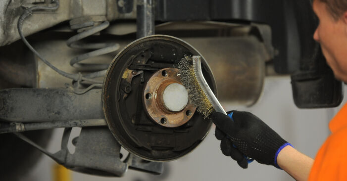 Wie schmierig ist es, selber zu reparieren: Bremstrommel beim Skoda Octavia Combi 1.8 T 4x4 2004 wechseln – Downloaden Sie sich Bildanleitungen