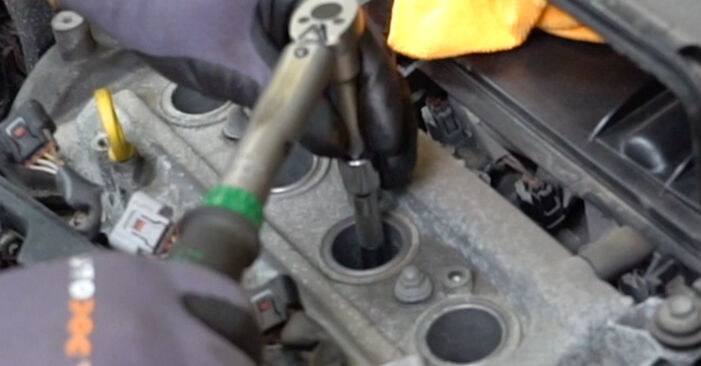 Wie kompliziert ist es, selbst zu reparieren: Zündkerzen am Toyota Yaris XP9 1.0 GPL (KSP90_) 2011 ersetzen – Laden Sie sich illustrierte Wegleitungen herunter