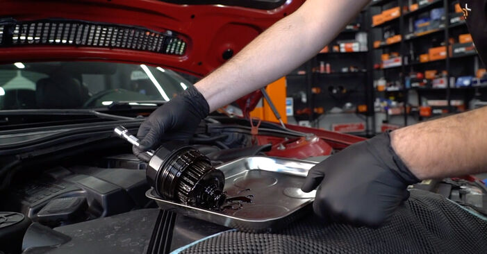 BMW E93 320d 2.0 2012 Ölfilter wechseln: wie schwer ist es, selbst zu reparieren - Downloaden Sie sich illustrierte Anleitungen