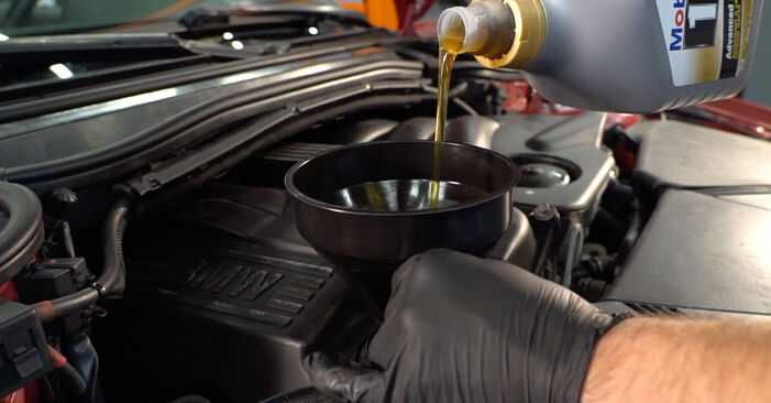 Wie schmierig ist es, selber zu reparieren: Ölfilter beim BMW E93 320d 2.0 2012 wechseln – Downloaden Sie sich Bildanleitungen