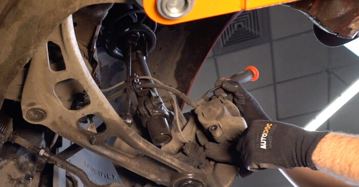 Wie man Bremsscheiben am BMW Z4 Roadster (E85) 2008 wechselt – Laden Sie sich PDF-Wegleitungen und Videoanweisungen herunter