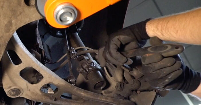 Hvor svært er det at gør-det-selv: Bremseklodser udskiftning på BMW 3 SERIES - hent illustreret vejledning