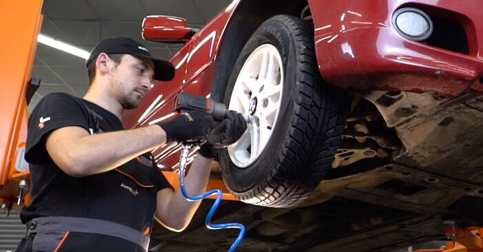 Wie kompliziert ist es, selbst zu reparieren: Bremsbeläge am BMW E46 Compact 318Ti 2.0 2002 ersetzen – Laden Sie sich illustrierte Wegleitungen herunter