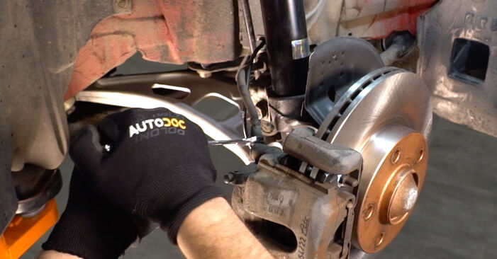 Wie schmierig ist es, selber zu reparieren: Bremsschläuche beim BMW E46 318i 2.0 2004 wechseln – Downloaden Sie sich Bildanleitungen
