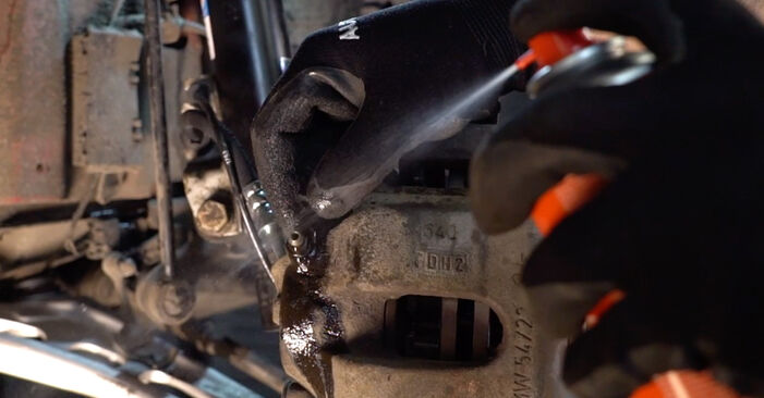 Hvor svært er det at gør-det-selv: Bremseslange udskiftning på BMW Z4 - hent illustreret vejledning
