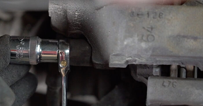 Wie schmierig ist es, selber zu reparieren: Bremsbeläge beim BMW E36 Touring 318 tds 1996 wechseln – Downloaden Sie sich Bildanleitungen