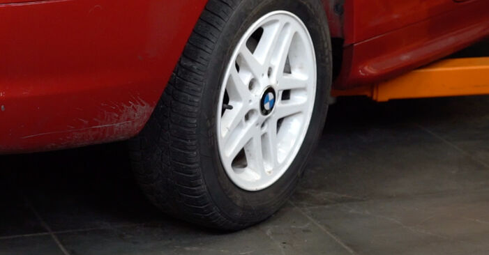 Trocar Cabeçotes Do Amortecedores no BMW Z3 Coupé (E36) M 2000 por conta própria