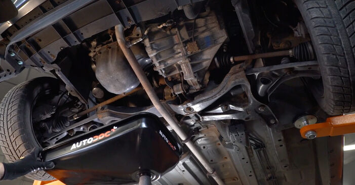 Wie man Ölfilter beim TOYOTA Corolla XI Limousine (E160) 2012 wechselt - Gratis PDF- und Video-Tutorials