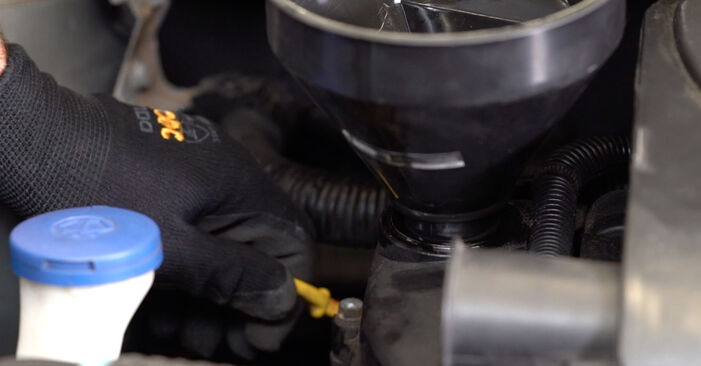 Hinweise des Automechanikers zum Wechseln von TOYOTA Corolla Kombi (_E16_) 1.5 (NZE161G) 2013 Ölfilter