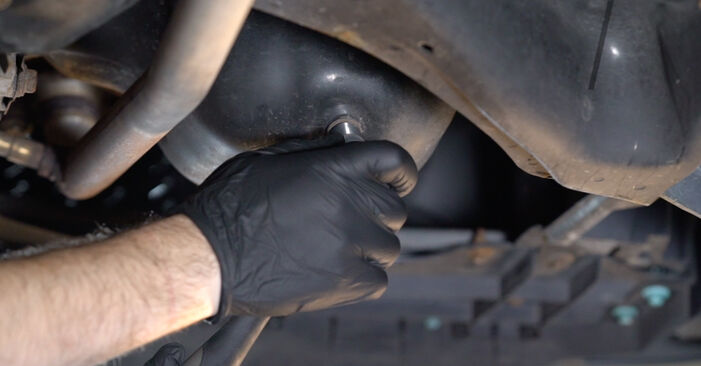 Come sostituire Filtro olio motore TOYOTA Corolla Station Wagon (_E16_) 1.5 (NZE161G) 2013 - manuali passo passo e video guide
