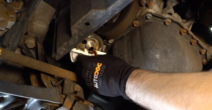 Wie schmierig ist es, selber zu reparieren: Ölfilter beim Toyota Auris Kombi 1.3 (NRE180_) 2013 wechseln – Downloaden Sie sich Bildanleitungen