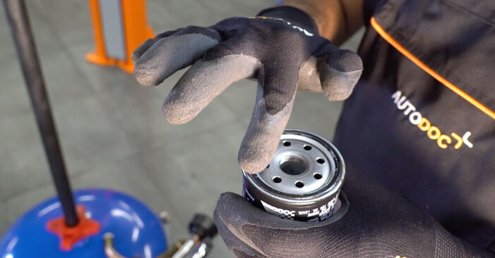 TOYOTA AURIS 2014 Ölfilter Schrittweise Anleitungen zum Wechsel von Autoteilen