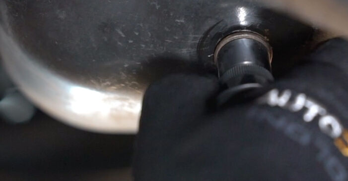 Zamenjajte Oljni filter na Toyota Verso-S 120D 2013 1.33 (NSP120_) sami