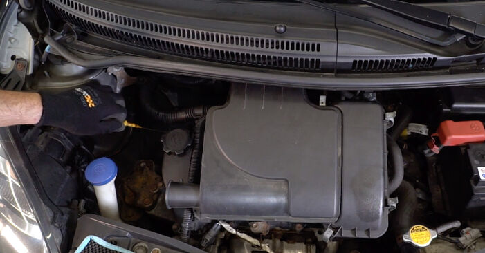 Jak wymienić Filtr oleju TOYOTA Avensis II Sedan (T25) 2.0 D-4D (CDT250_) 2004 - instrukcje krok po kroku i filmiki instruktażowe