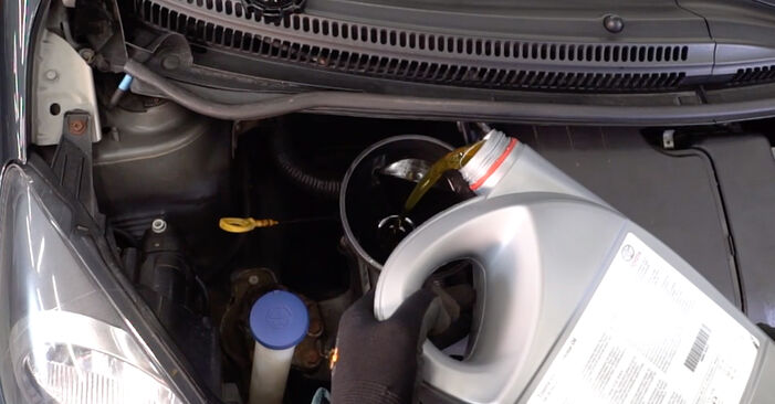 Schrittweise Anleitung zum eigenhändigen Ersatz von Toyota Corolla Compact E10 1997 1.6 i Ölfilter