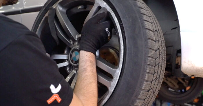 BMW 5 SERIES Motorophæng trin-for-trin udskiftnings manual