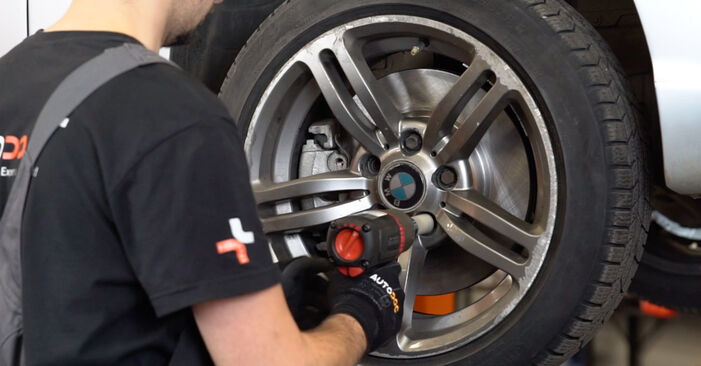 BMW 3 SERIES Pasukimo trauklė keitimas: nemokamos remonto instrukcijos