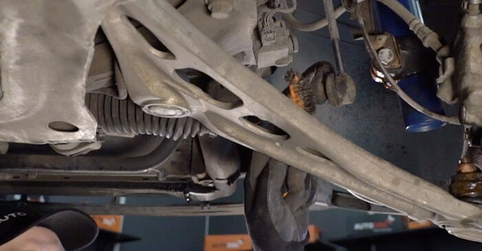 Cómo reemplazar Bieletas de Suspensión en un BMW Z4 Roadster (E85) 2008: descargue manuales en PDF e instrucciones en video