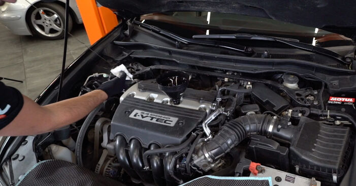 Wie problematisch ist es, selber zu reparieren: Ölfilter beim Honda Civic 3 Hatchback 1.3 1984 auswechseln – Downloaden Sie sich bebilderte Tutorials