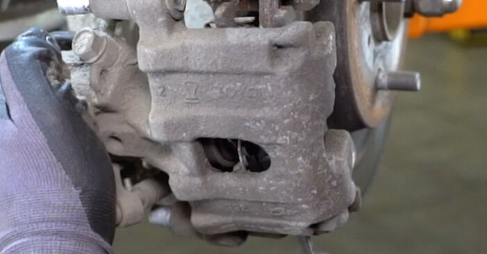 Wieviel Zeit nimmt der Austausch in Anspruch: Bremsbeläge beim Toyota Yaris XP9 2013 - Ausführliche PDF-Anleitung