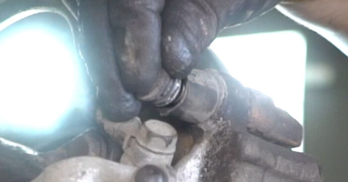 Toyota Yaris XP9 1.3 VVT-i (SCP90_) 2007 Bremsbeläge wechseln: Gratis Reparaturanleitungen