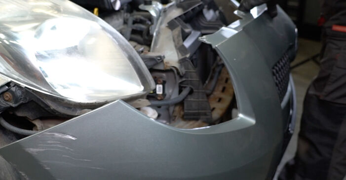 Wieviel Zeit nimmt der Austausch in Anspruch: Scheinwerfer beim Toyota Yaris XP9 2013 - Ausführliche PDF-Anleitung
