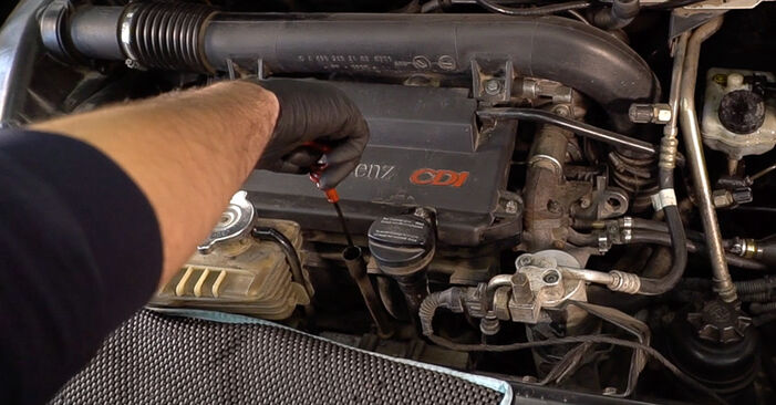 Jak trudno jest to zrobić samemu: wymień Filtr oleju silnikowego w Mercedes Sprinter 3t Van 215 CDI 2.2 (906.611, 906.613) 2012 - pobierz ilustrowany przewodnik