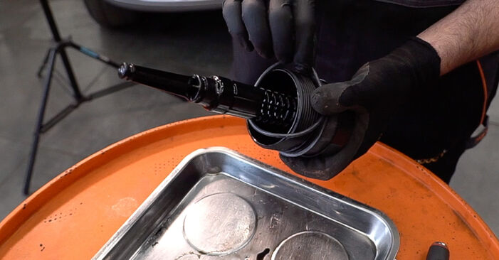 Wechseln Sie Ölfilter beim Viano W639 2013 CDI 2.2 (639.711, 639.713, 639.811, 639.813, 639.815) selber aus