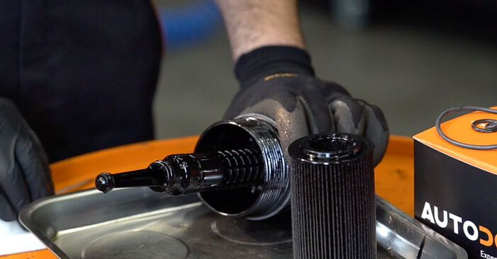 MERCEDES-BENZ SPRINTER 2013 Ölfilter Schrittweise Anleitungen zum Wechsel von Autoteilen