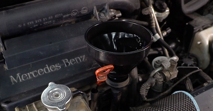 Mercedes W638 V 230 2.3 Turbo Diesel (638.274) 1998 Ölfilter austauschen: Unentgeltliche Reparatur-Tutorials