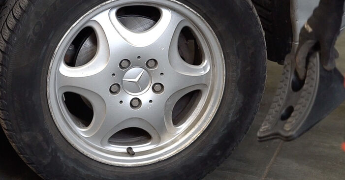 Mercedes Vito W638 110 CDI 2.2 (638.094) 1999 Bremsscheiben wechseln: Kostenfreie Reparaturwegleitungen