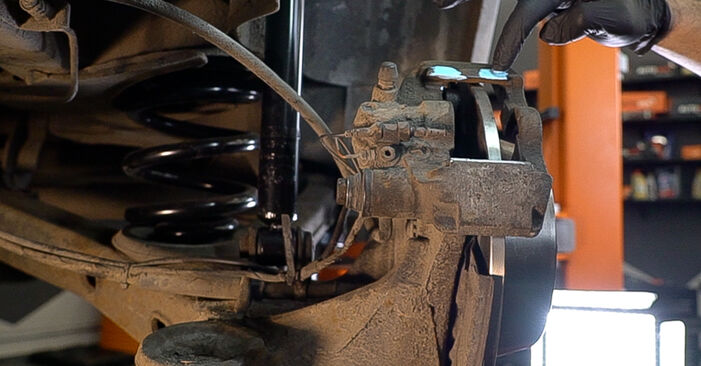 Mercedes W638 V 230 2.3 Turbo Diesel (638.274) 1998 Bremsbeläge wechseln: Gratis Reparaturanleitungen