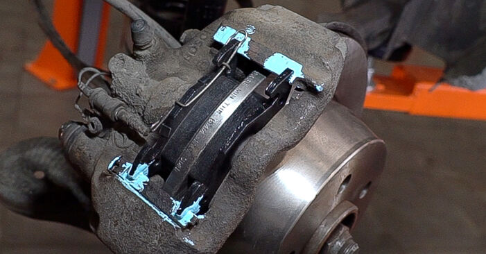 Wie kompliziert ist es, selbst zu reparieren: Bremsbeläge am Mercedes W638 V 220 CDI (638.294) 2002 ersetzen – Laden Sie sich illustrierte Wegleitungen herunter