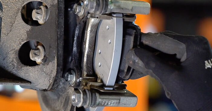 Tauschen Sie Bremsbeläge beim Abarth 500С Cabrio 2019 1.4 (312.AXF1A, 312.AXF11, 312.AXD1A) selber aus