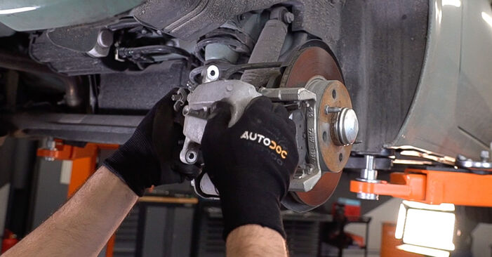 Wie kompliziert ist es, selbst zu reparieren: Bremsbeläge am Abarth 500С Cabrio 1.4 (312.AXF1A, 312.AXF11, 312.AXD1A) 2015 ersetzen – Laden Sie sich illustrierte Wegleitungen herunter