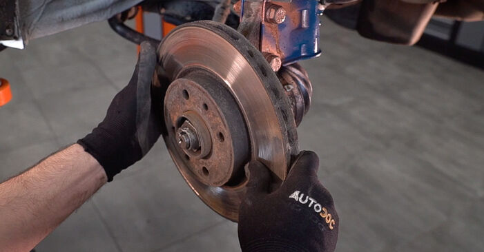 Schrittweise Anleitung zum eigenhändigen Ersatz von FIAT Doblo 119 2014 1.9 D Multijet Bremsscheiben