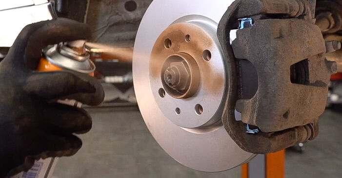 Wie kompliziert ist es, selbst zu reparieren: Bremsscheiben am FIAT Doblo 119 1.2 2007 ersetzen – Laden Sie sich illustrierte Wegleitungen herunter