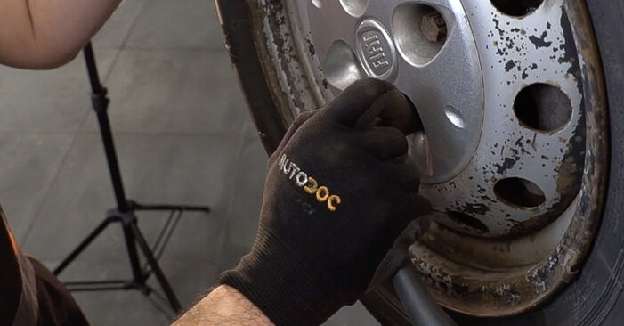 Bremsscheiben beim FIAT DOBLO 1.3 JTD 2008 selber erneuern - DIY-Manual