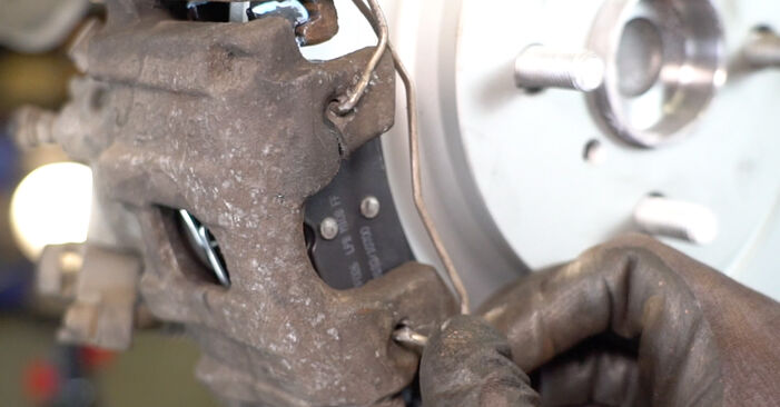Toyota Yaris xp13 1.3 (NSP130_) 2012 Bremsbeläge austauschen: Unentgeltliche Reparatur-Tutorials